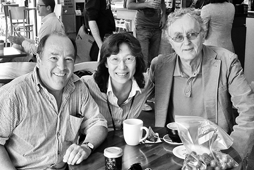 農業生態学者ミゲール・アルティエリさん、筆者と、物理学者フリッチョフ・カプラさん