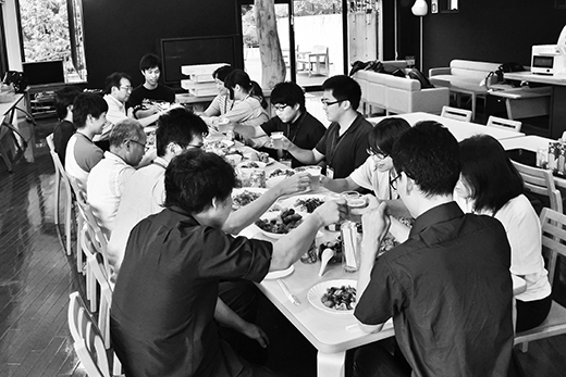 地球研のダイニングでお酒を酌み交わす参加者と講師