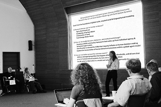 参加者は自分の研究を10分間で報告する