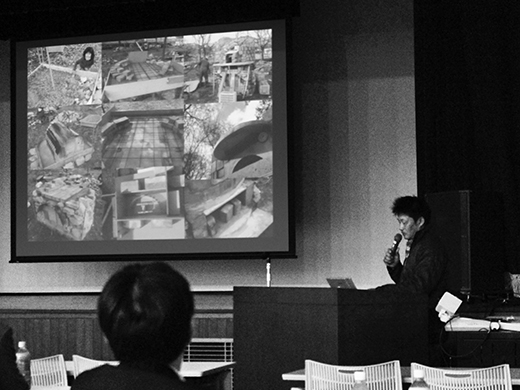 さまざまな写真を紹介しながらみずからの経験を語る吉川さん