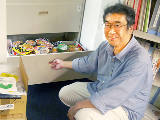 関野教授引き出しあける