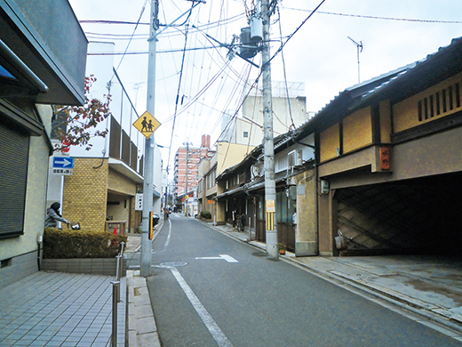 現在も西陣機業関連の会社や古い町家が並ぶ北之御門町