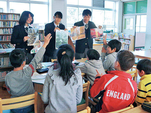 小学生に岩倉地域の植生についてクイズを出す北稜高校の生徒
