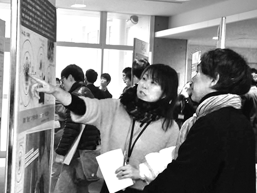 ポスターを説明する嶋田さん