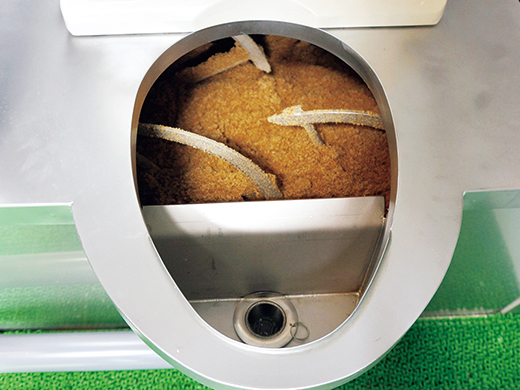 トイレの中のおがくず