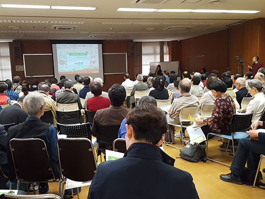 約100名の参加者がつめかけた会場