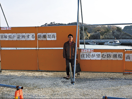 左は県が提案した防潮堤の高さ。右は住民が提案した防潮堤の高さ。