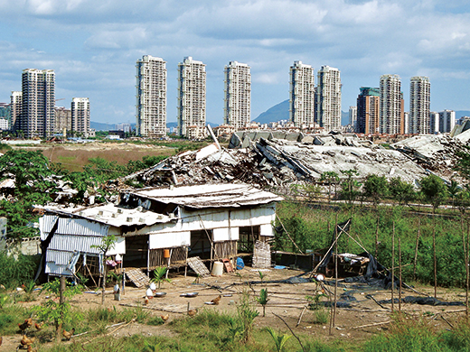 古い建物が次つぎに壊されて高層ビルが乱立する(中国海南省)