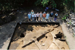 写真2　縄文時代の遺跡の発掘（植物の種子や木の実の殻などを集めるための土壌サンプル採取）