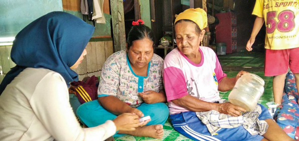 Explaining how to use the GPS logger in Lantau Baru village (Pelalawan District, 30 November 2020)