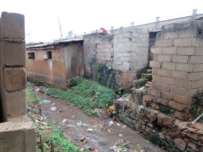 カメルーンの首都ヤウンデのスラム地区にて。汚水は垂れ流しの状態である